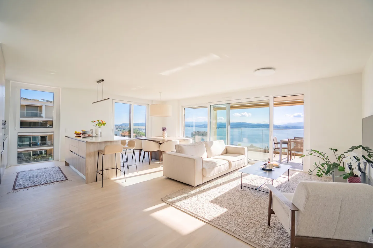 Eine außergewöhnliche 4,5-Zimmer-Wohnung mit Blick auf den Neuenburgersee - Foto 1 von 5
