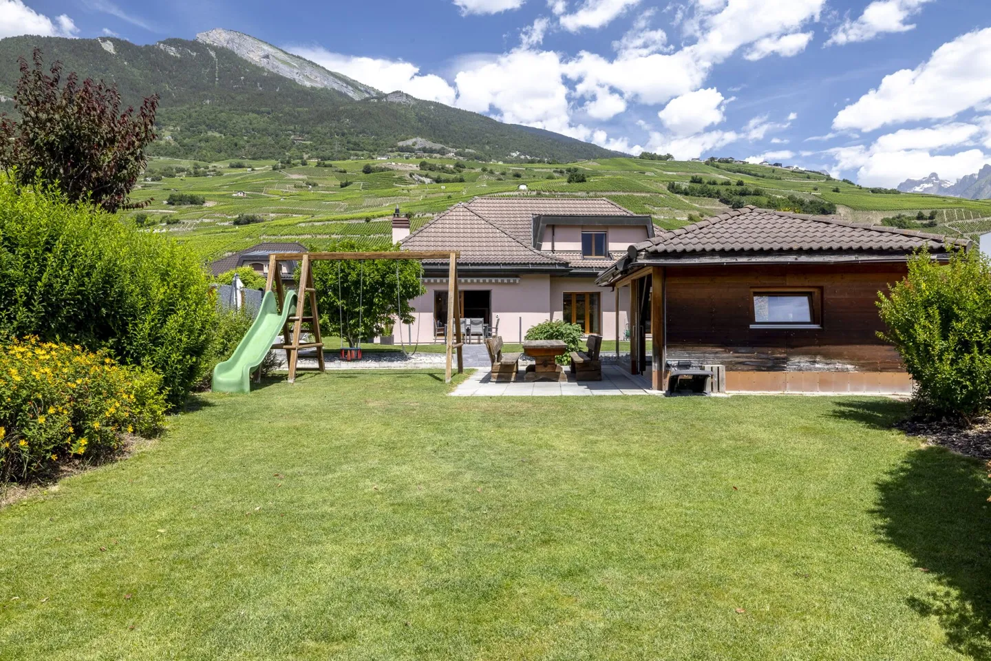 Wunderschöne 6-Zimmer-Villa 1/2 von 297 m2 mit einem wunderschönen Außenbereich - Foto 1 von 33