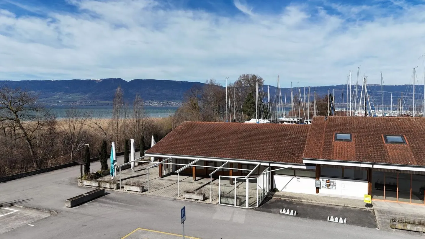 Edificio con ristorante, negozio di alimentari e camere vicino al lago - Foto 13 di 13