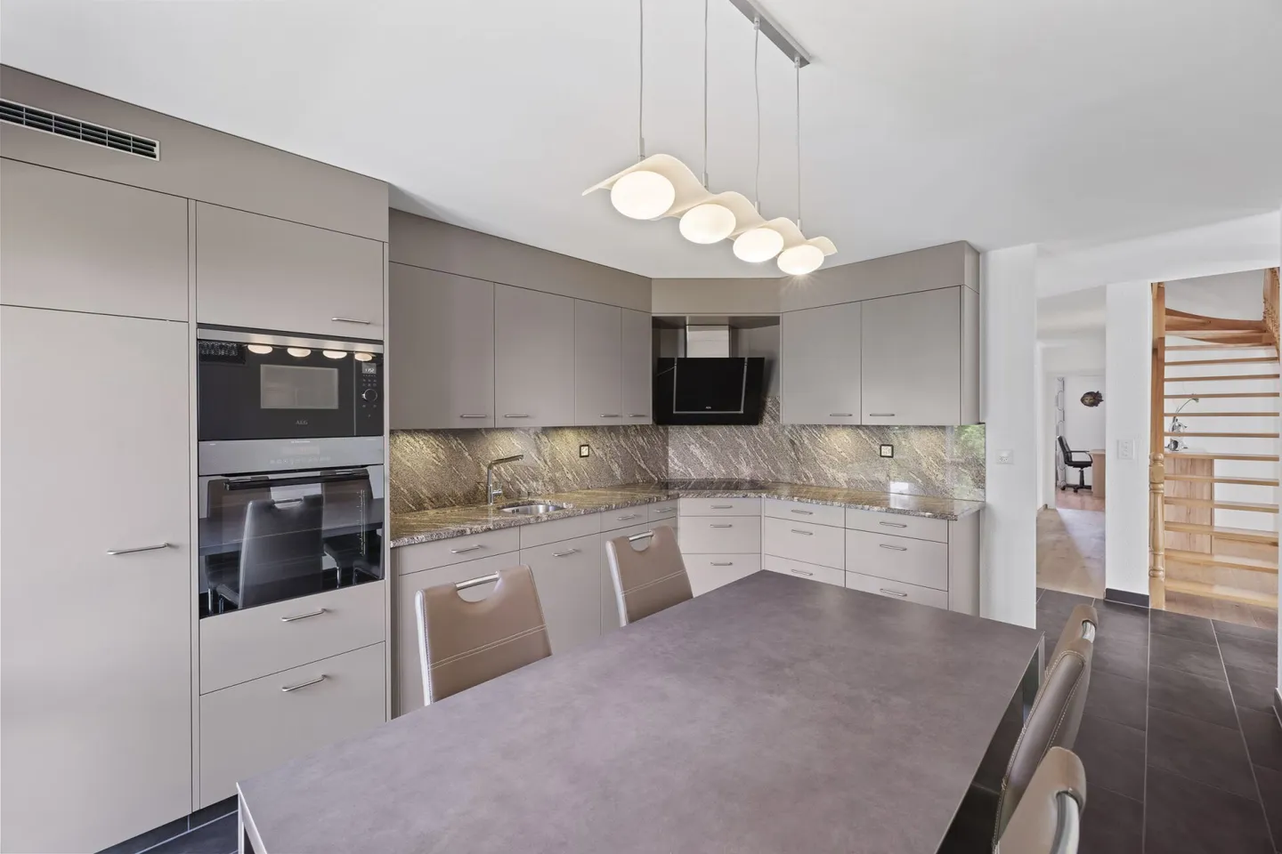 Wunderschöne 6-Zimmer-Villa 1/2 von 297 m2 mit einem wunderschönen Außenbereich - Foto 7 von 33