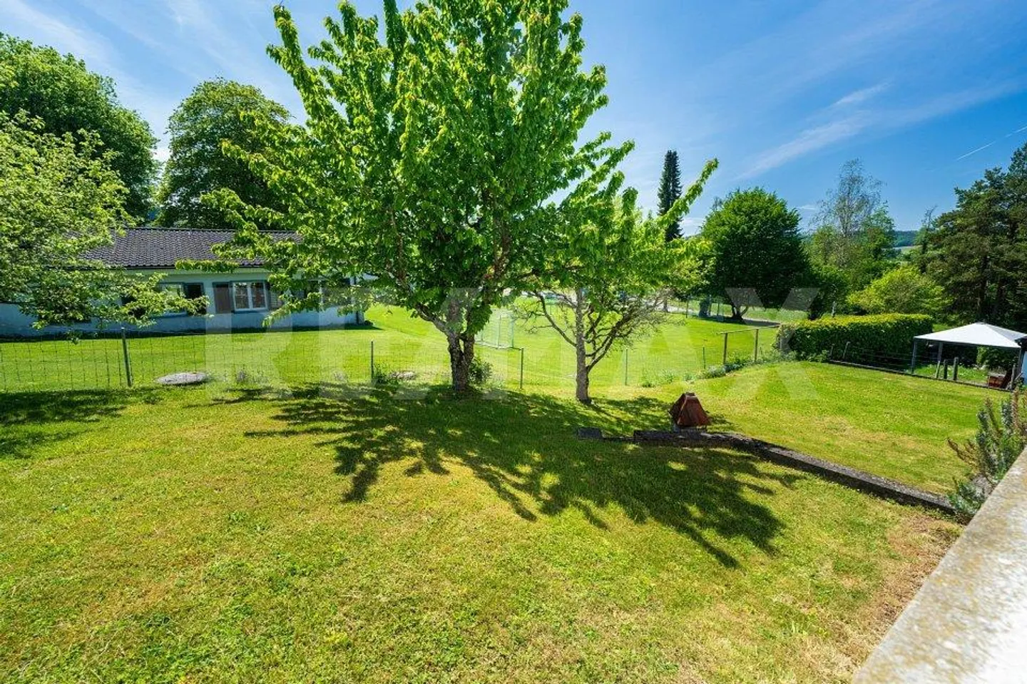 Casa unifamiliare attraente con appartamento separato e terreno di 746m² - Foto 3 di 9