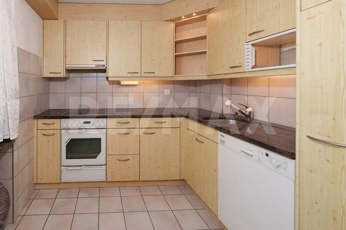 Casa unifamiliare attraente con appartamento separato e terreno di 746m² - Foto 4 di 9