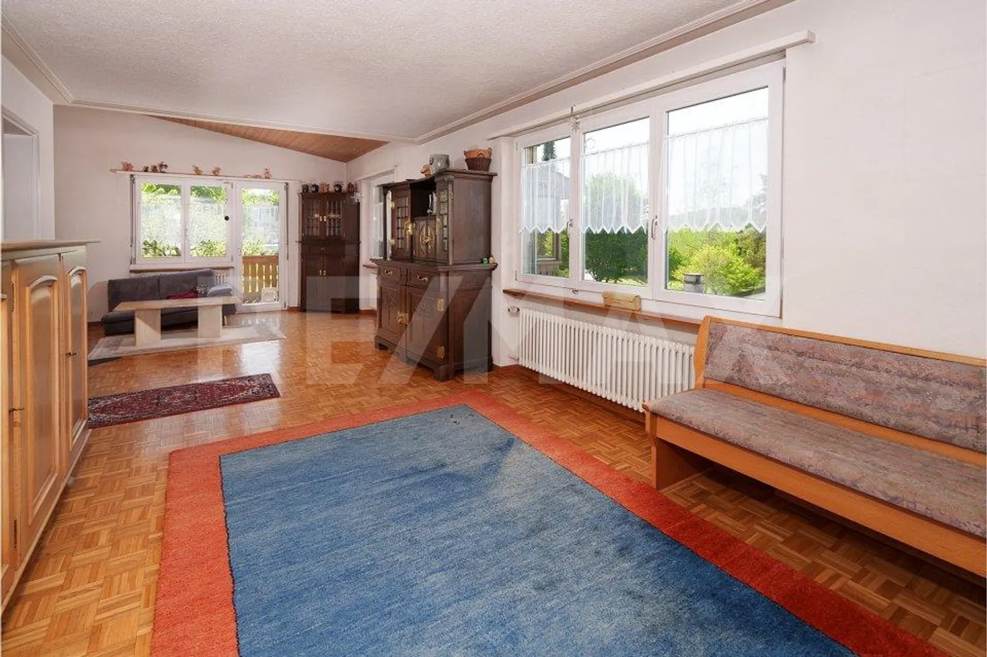 Casa unifamiliare attraente con appartamento separato e terreno di 746m² - Foto 5 di 9
