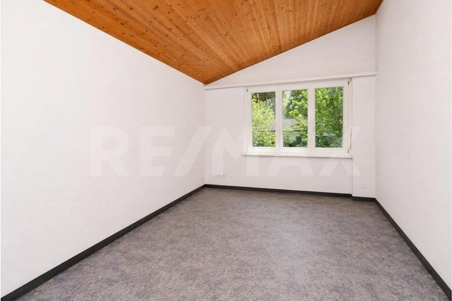 Casa unifamiliare attraente con appartamento separato e terreno di 746m² - Foto 8 di 9