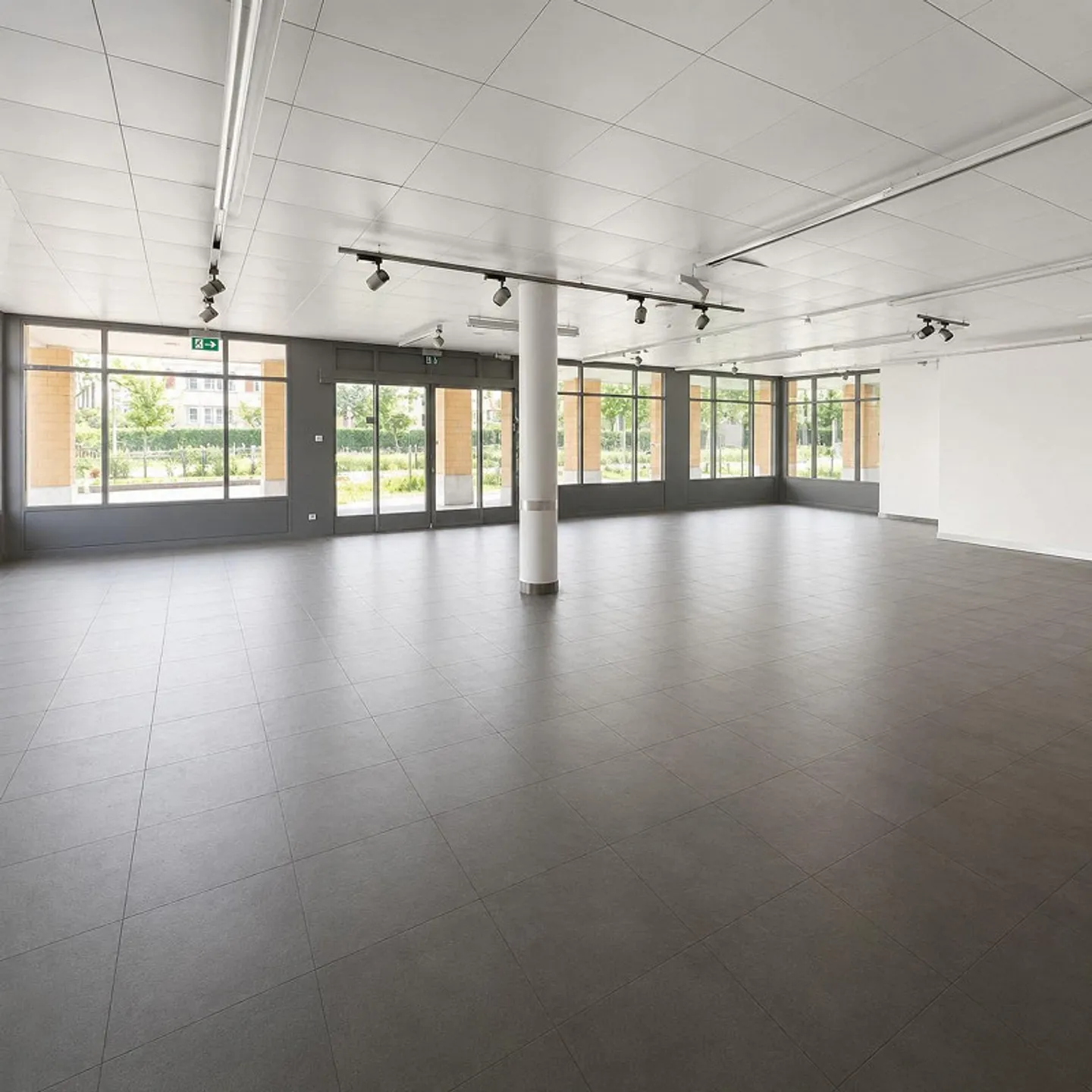 First letting: Generous commercial spaces in a central ground floor location - Photo 3 of 5