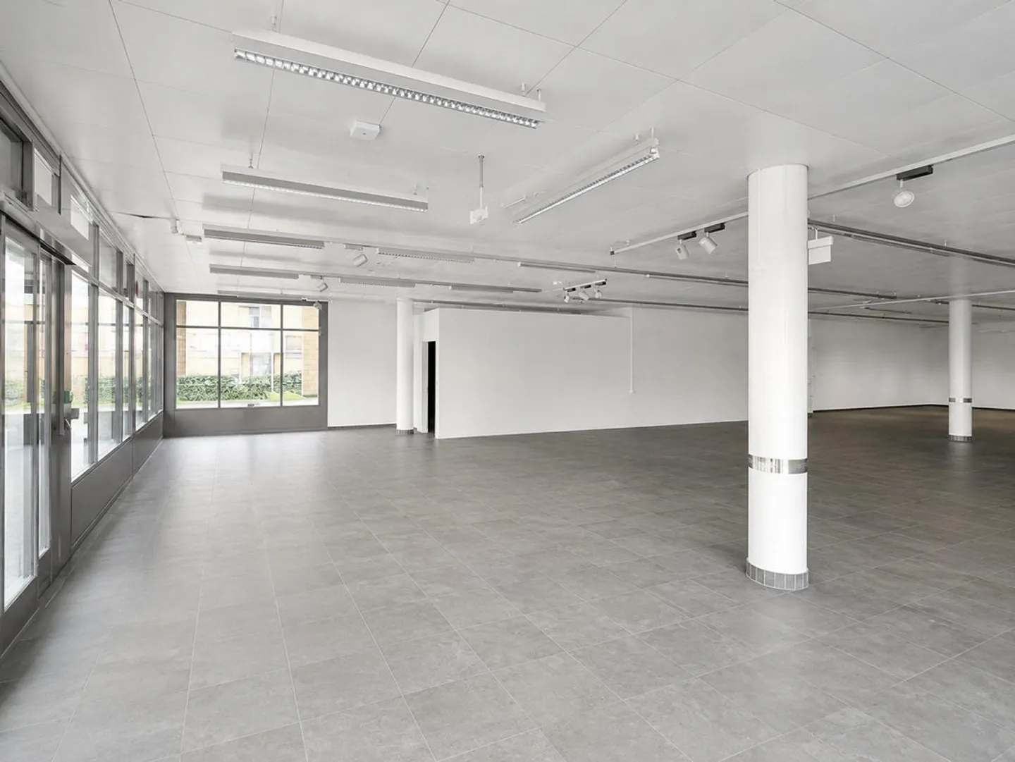 First letting: Generous commercial spaces in a central ground floor location - Photo 2 of 5