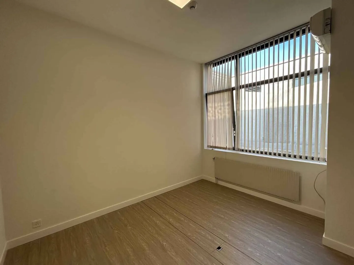 Renovierte Bürozelle von 13 m2 in einem kleinen Gebäude - Foto 3 von 3