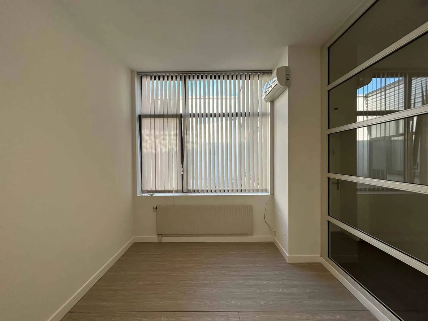 Renovierte Bürozelle von 13 m2 in einem kleinen Gebäude - Foto 1 von 3