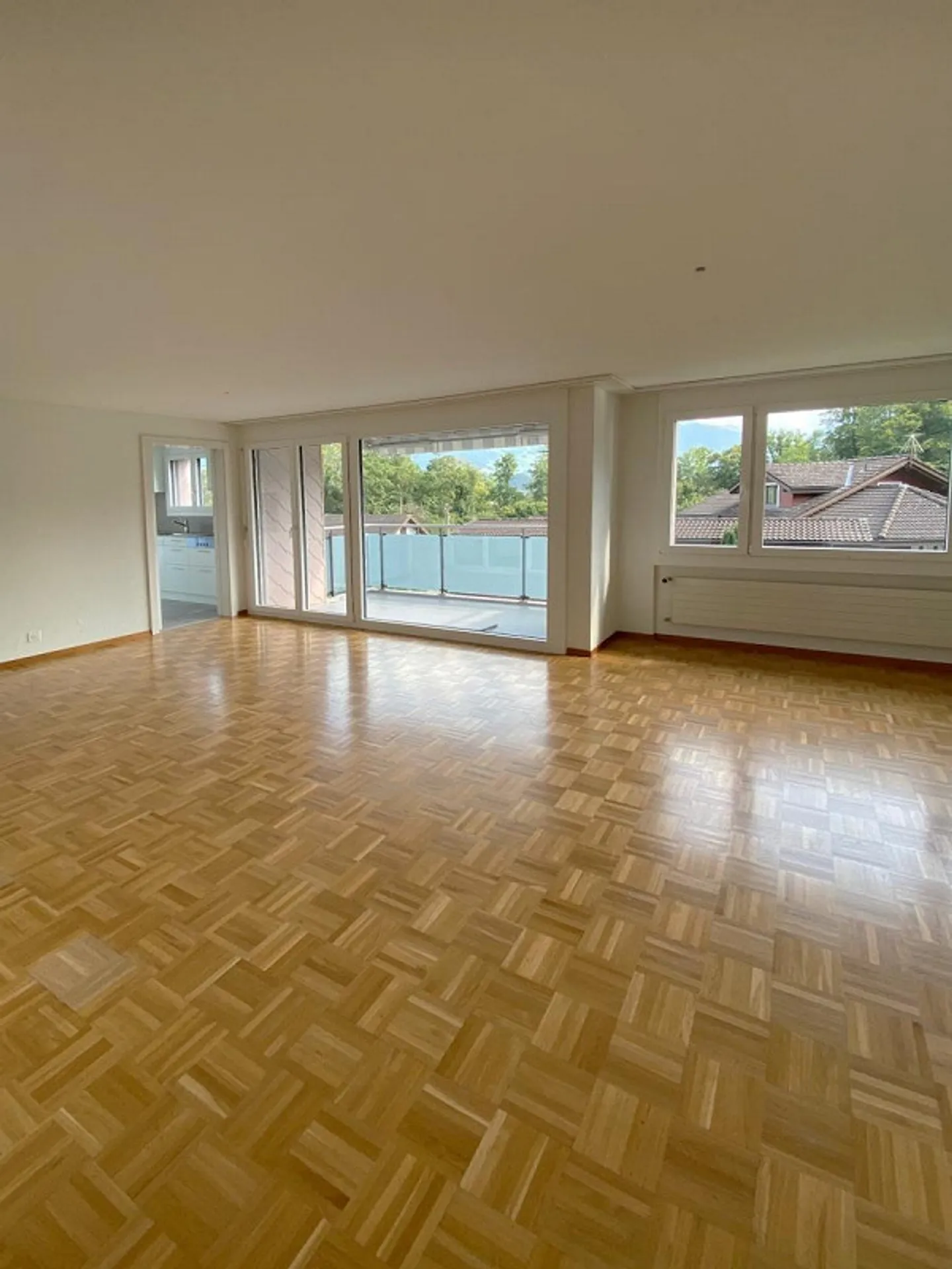 4.5 room apartment with balcony and lake view - Photo 4 of 8