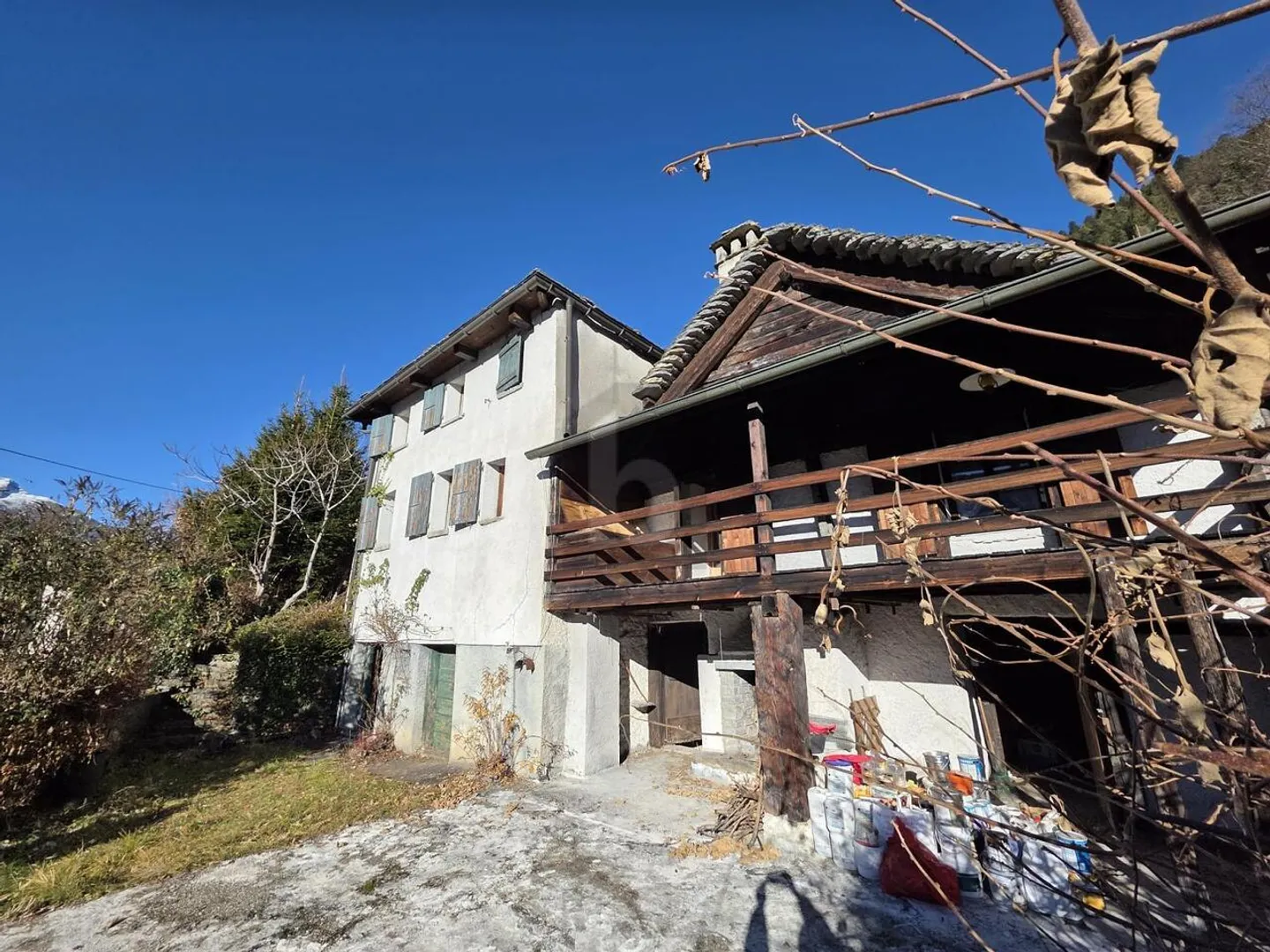 GERÄUMIG, HELL MIT BLICK AUF DIE BERGE - Foto 1 von 3