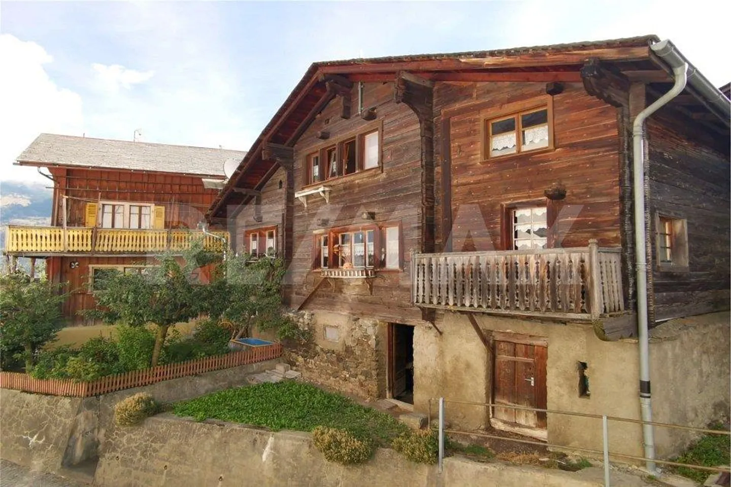 Vecchia casa con 2 appartamenti nel centro del villaggio - Foto 1 di 13