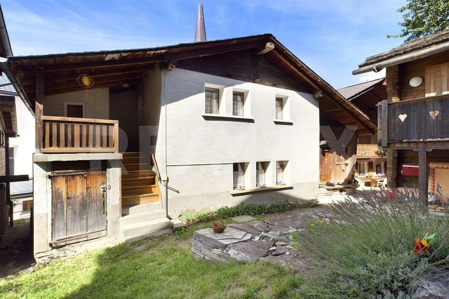 Vecchia casa con 2 appartamenti nel centro del villaggio - Foto 2 di 13