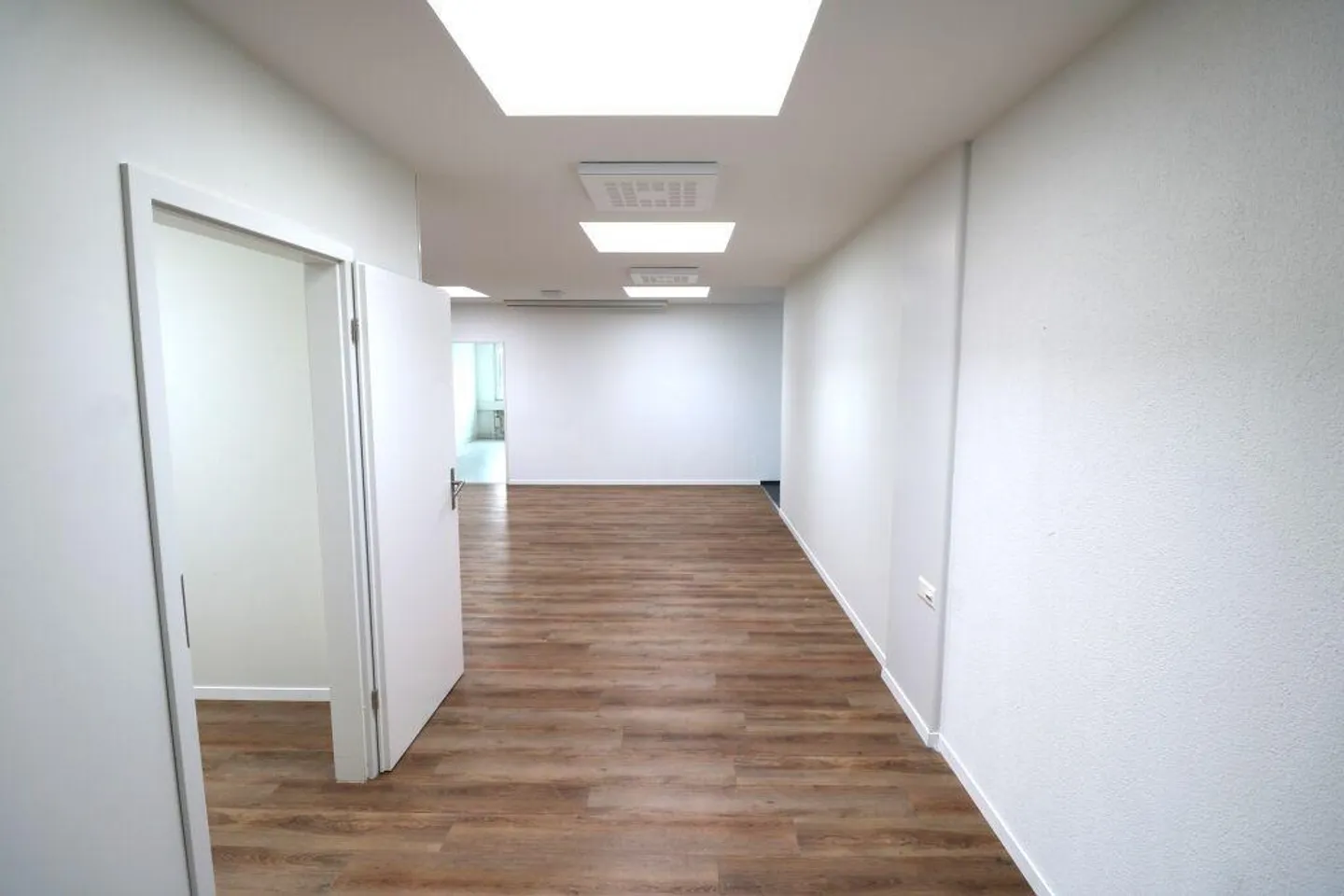 Spazio ufficio moderno in affitto - Foto 3 di 12