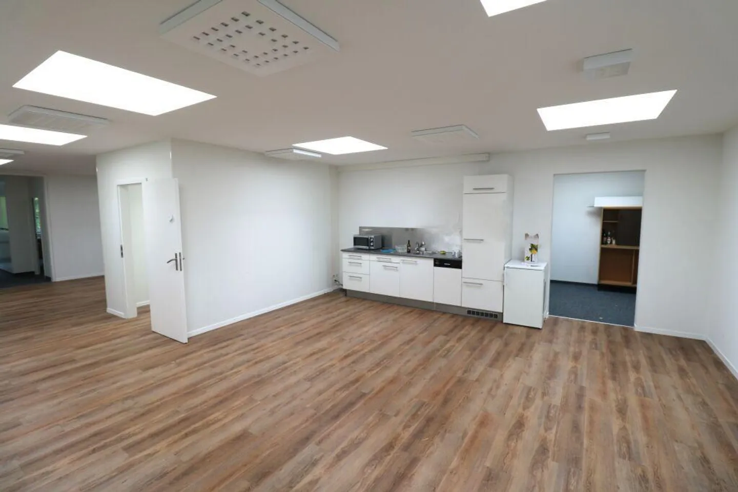 Spazio ufficio moderno in affitto - Foto 4 di 12