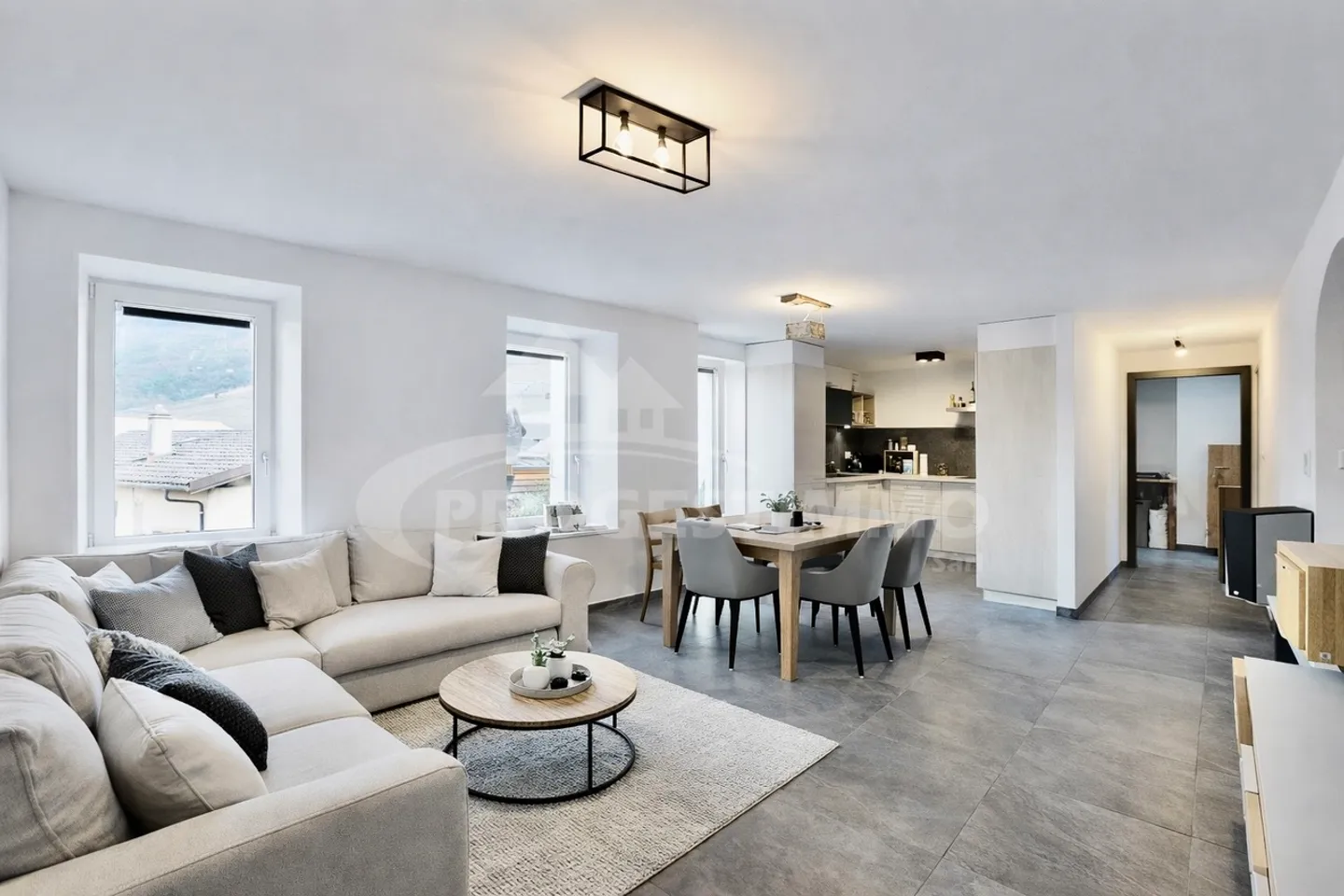 SCHÖNE 3,5-ZIMMER-WOHNUNG VOLLSTÄNDIG RENOVIERT - Foto 2 von 8