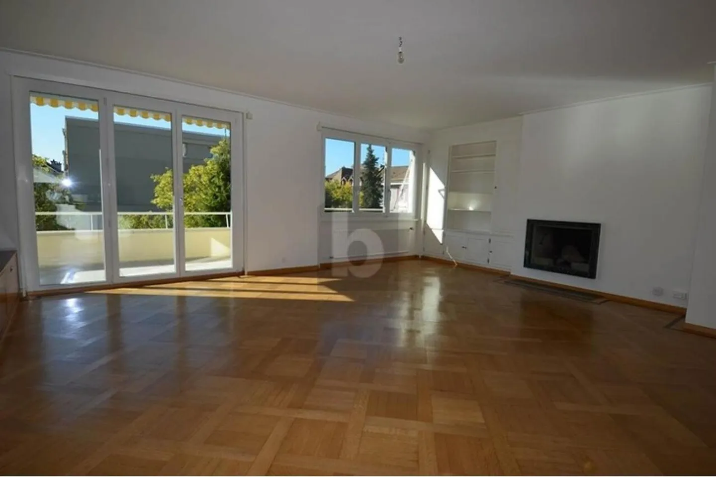 SOUS-GARE AVEC BALCON - Photo 2 sur 6