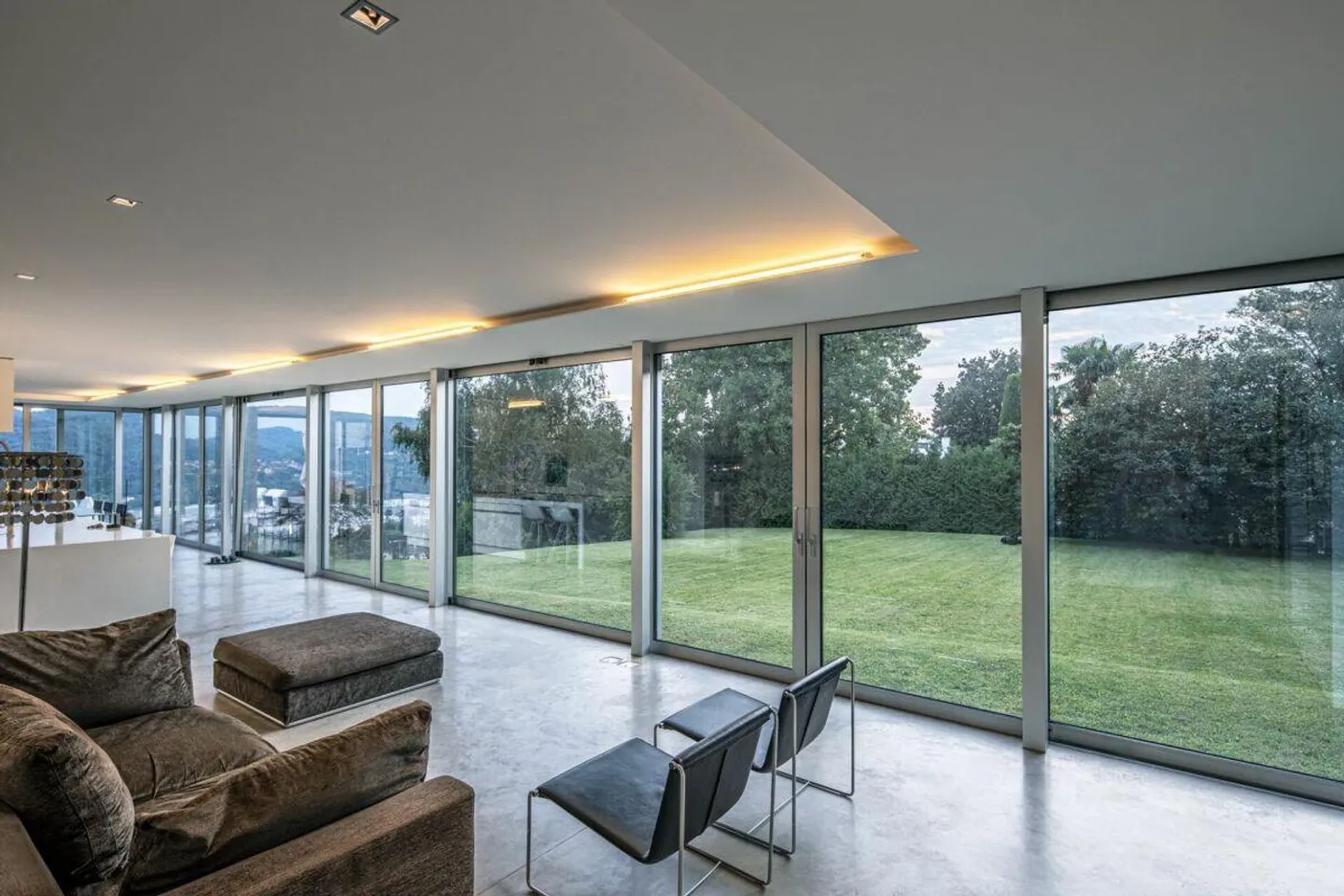 Moderna ed elegante villa con ampio giardino - Foto 3 di 10