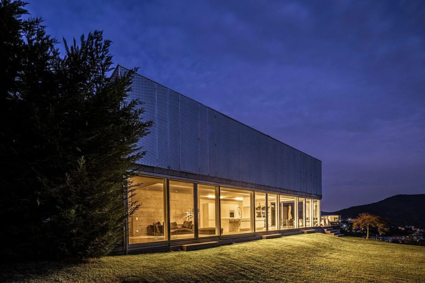 Moderna ed elegante villa con ampio giardino - Foto 2 di 10