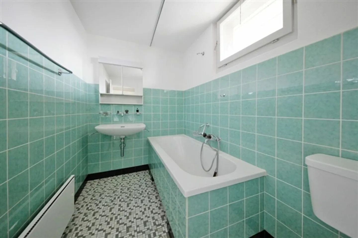 Renovated 6-room apartment with lots of charm and private garden! - Photo 11 of 12