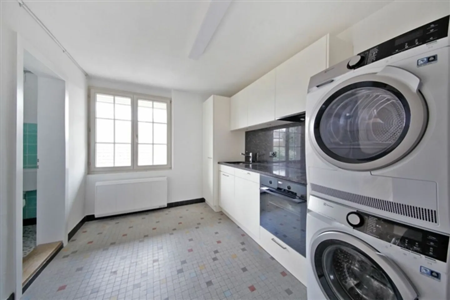 Renovated 6-room apartment with lots of charm and private garden! - Photo 7 of 12