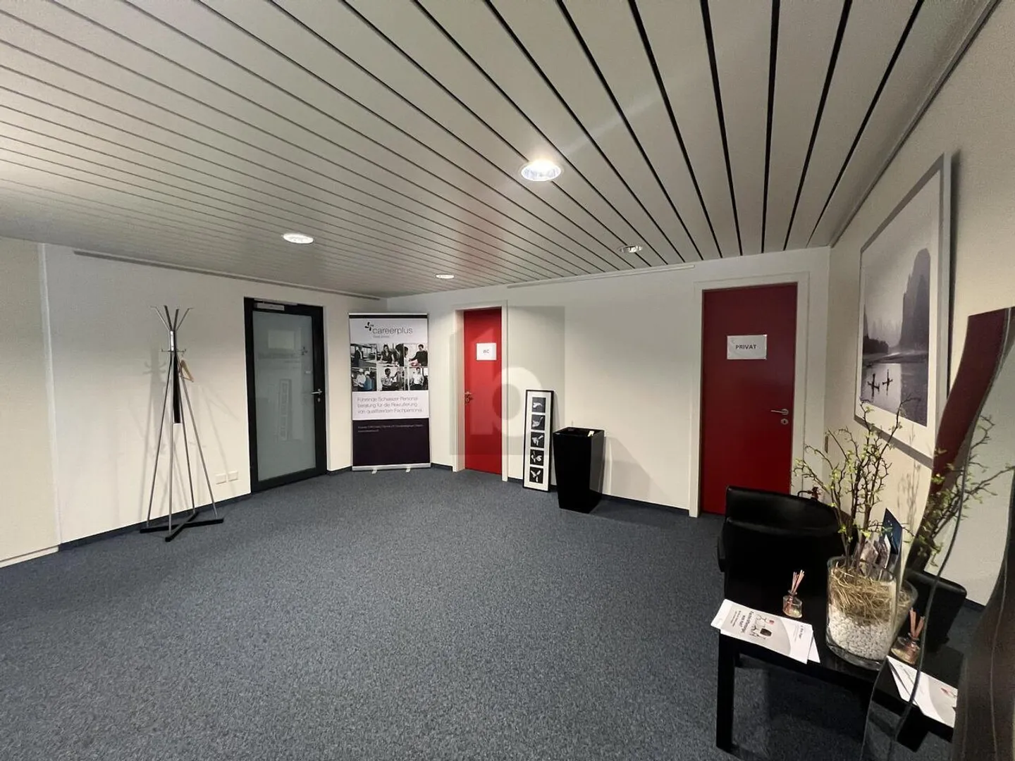 DYNAMIC AND MODERN IN A CENTRAL LOCATION - Photo 5 of 6