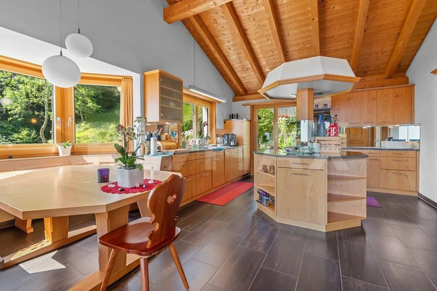 Spacious 6½-room maisonette apartment with garden and beautiful view - Photo 3 of 13