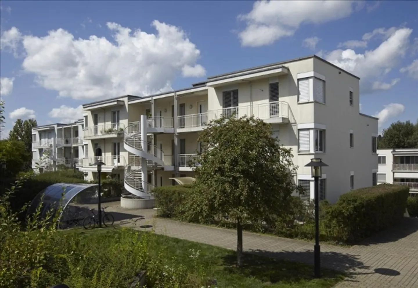 Grande appartement de 2,5 pièces dans un endroit calme - Photo 1 sur 4