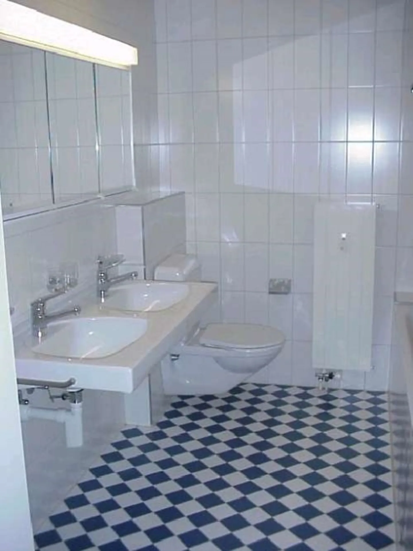 Grande appartement de 2,5 pièces dans un endroit calme - Photo 4 sur 4