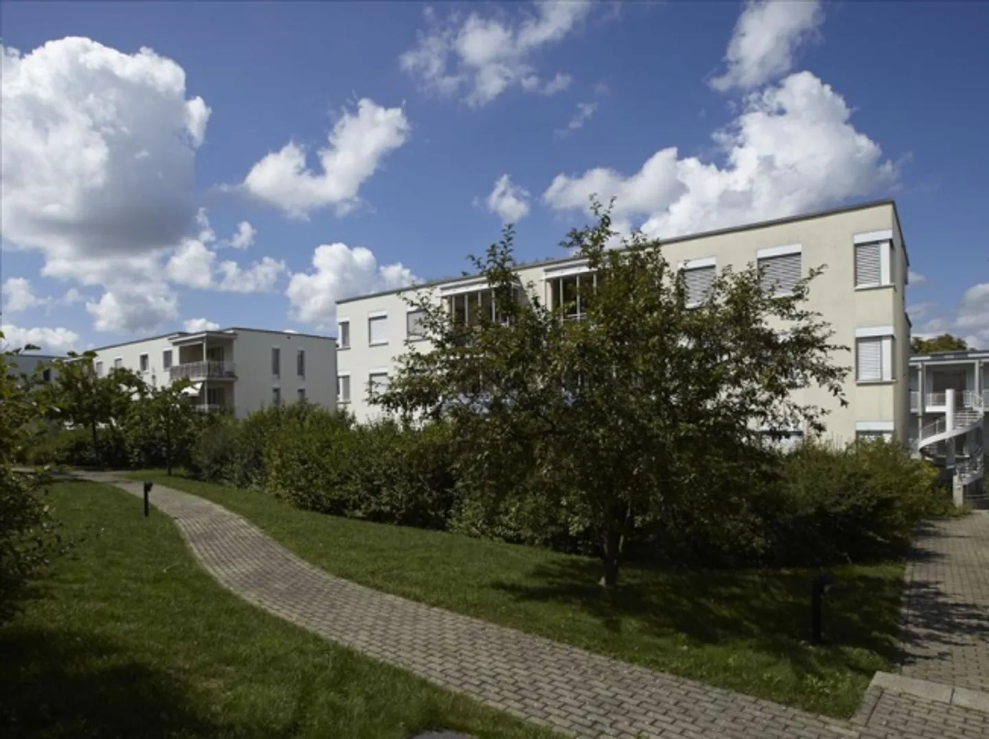 Grande appartement de 2,5 pièces dans un endroit calme - Photo 2 sur 4