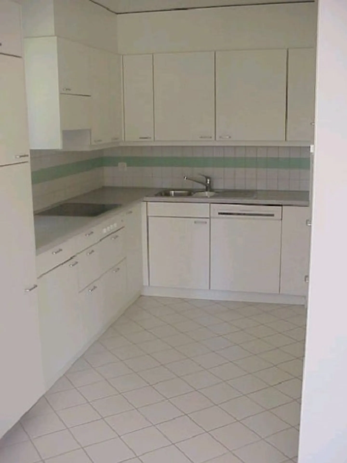 Grande appartement de 2,5 pièces dans un endroit calme - Photo 3 sur 4