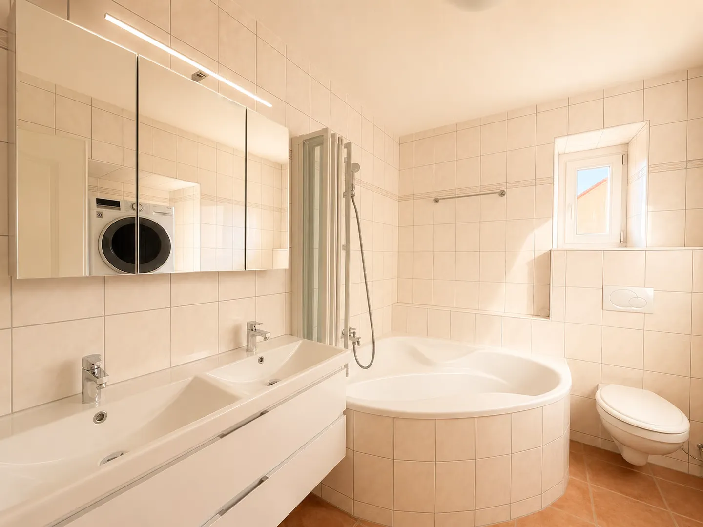 Charming 4.5 room renovated apartment with garage - Photo 7 of 13