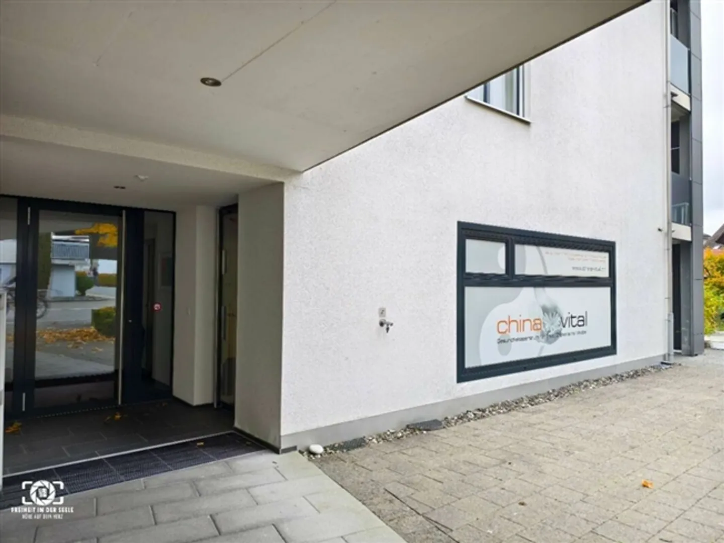 «helle und gut eingerichtete Praxis- und Gewerberäumlichkeiten» - Foto 2 von 14