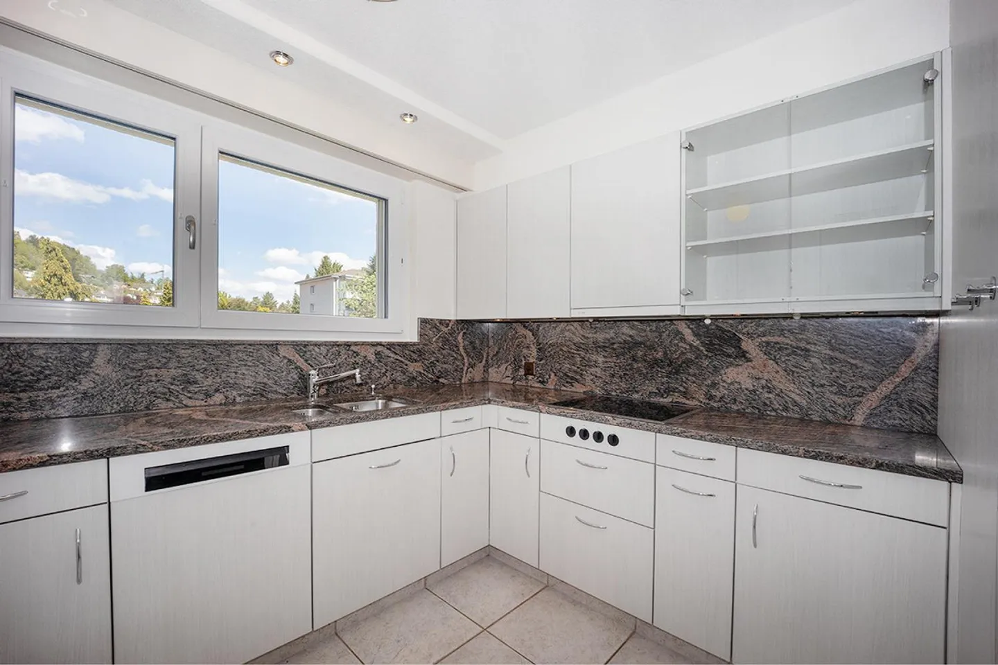 Attractive 4.5-room condominium in a preferred residential area - Photo 9 of 16