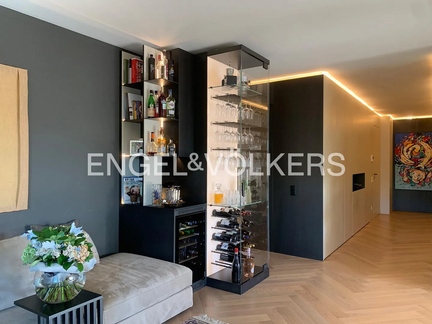 Elegant Penthouse in the City Center - Photo 4 of 10