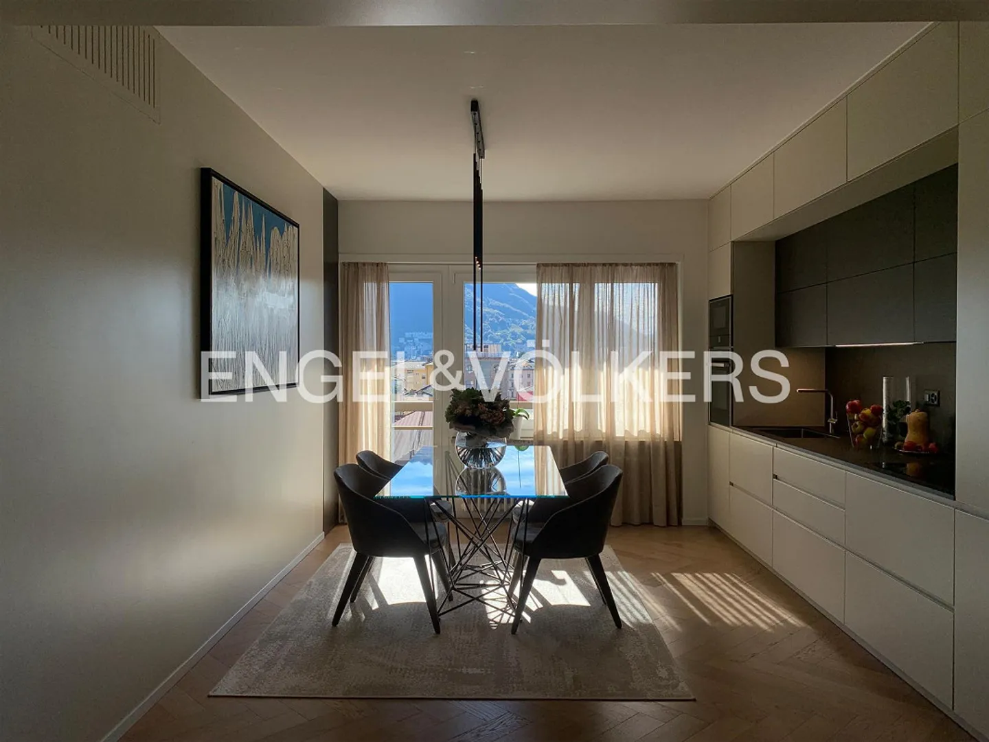 Elegant Penthouse in the City Center - Photo 5 of 10