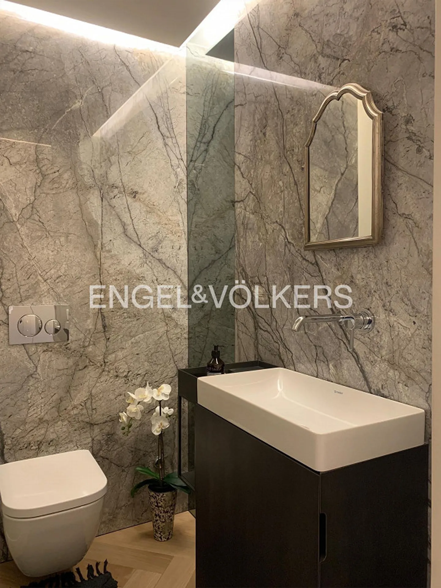 Elegant Penthouse in the City Center - Photo 9 of 10