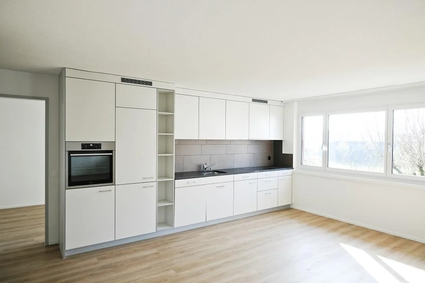 Dreamy Bright Apartment - Photo 2 of 14