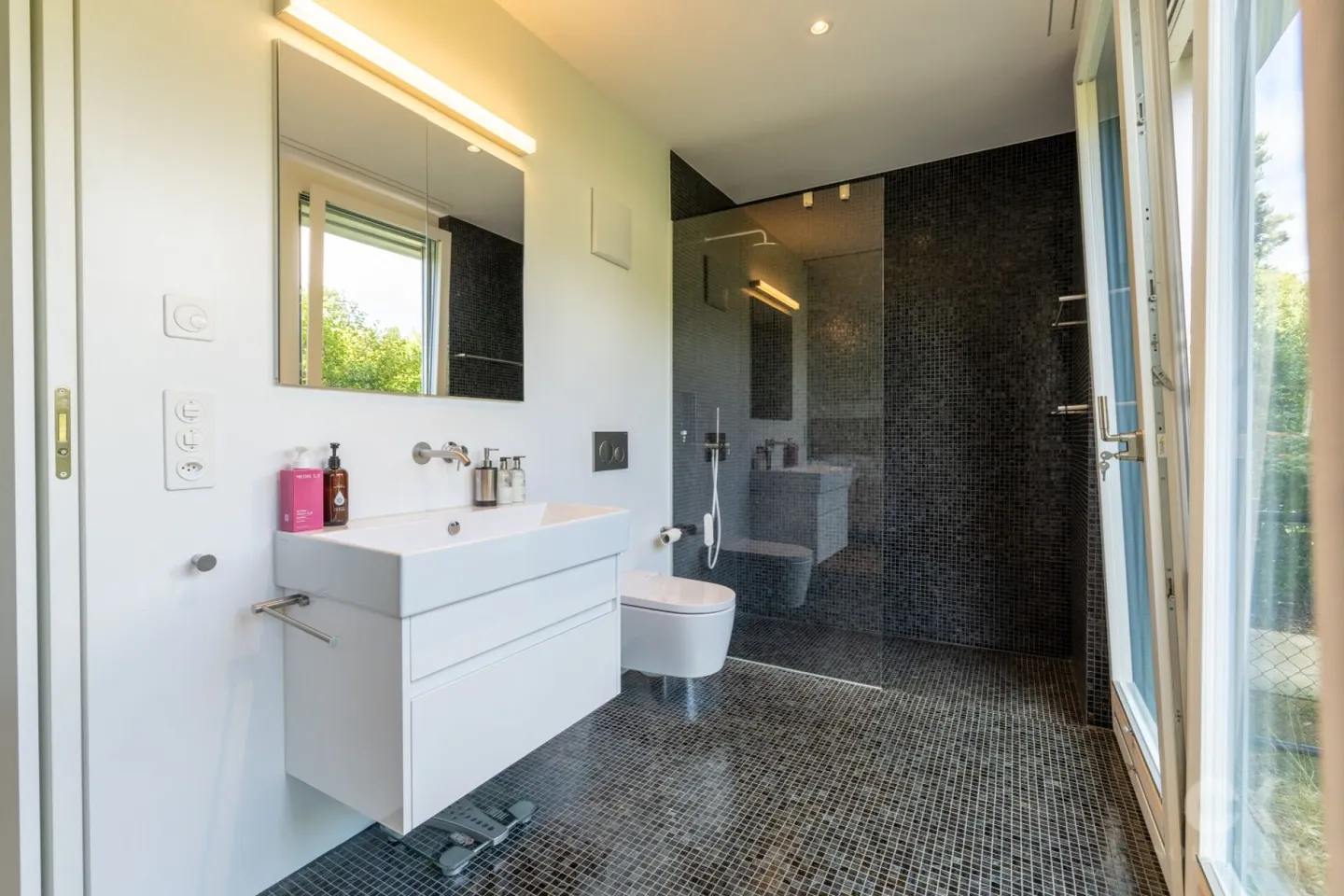 Exclusive garden apartment in the best location in Bottmingen! - Photo 17 of 24