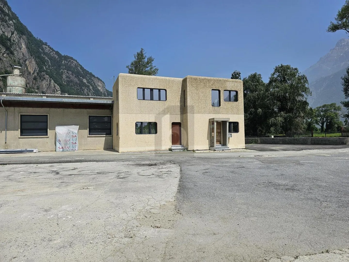 SPAZI MULTIFUNZIONALI A VERNAYAZ - Foto 1 di 6
