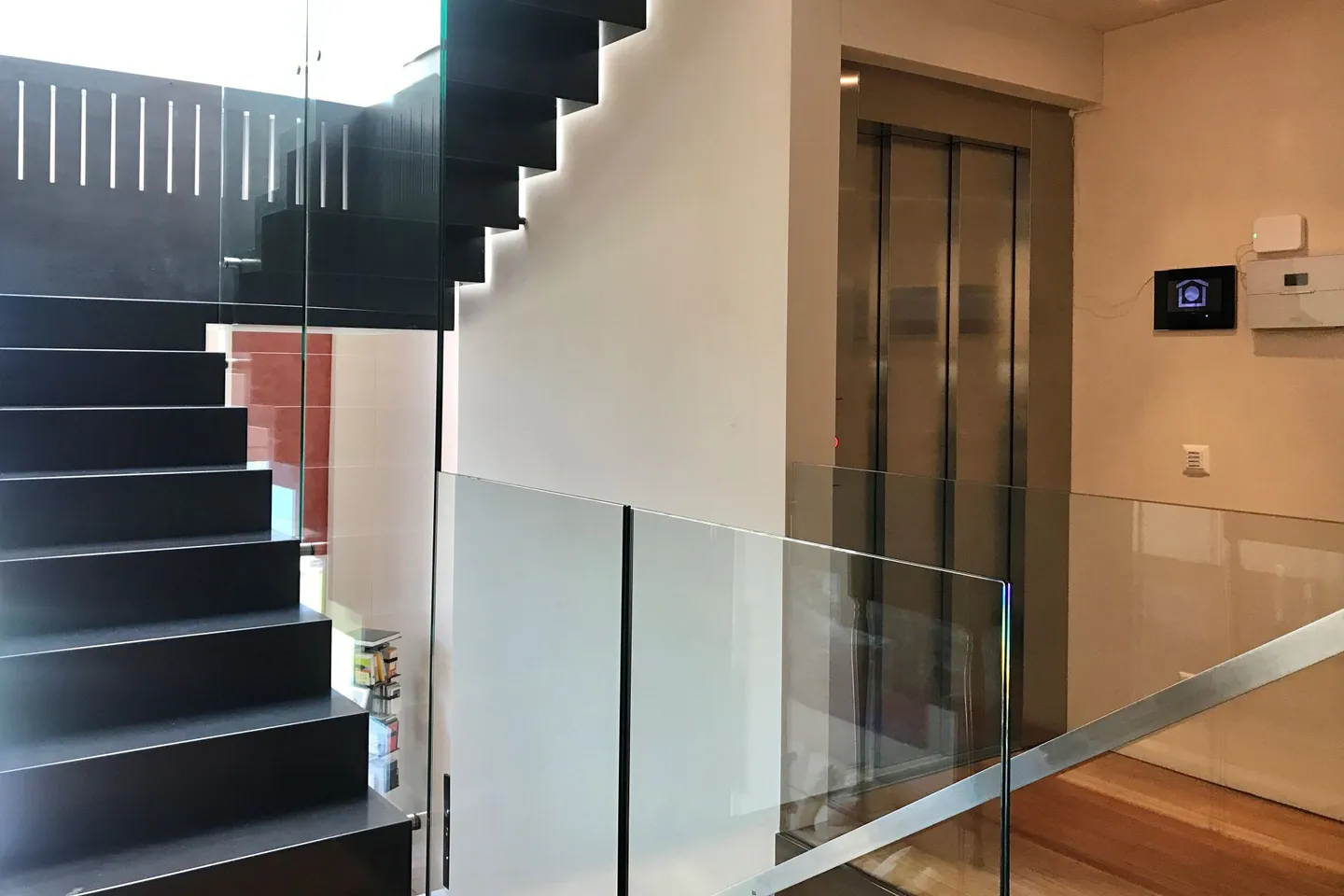 Appartamento Duplex Esclusivo con Ascensore Interno, Giardino e Piscina Comunale - Foto 7 di 63