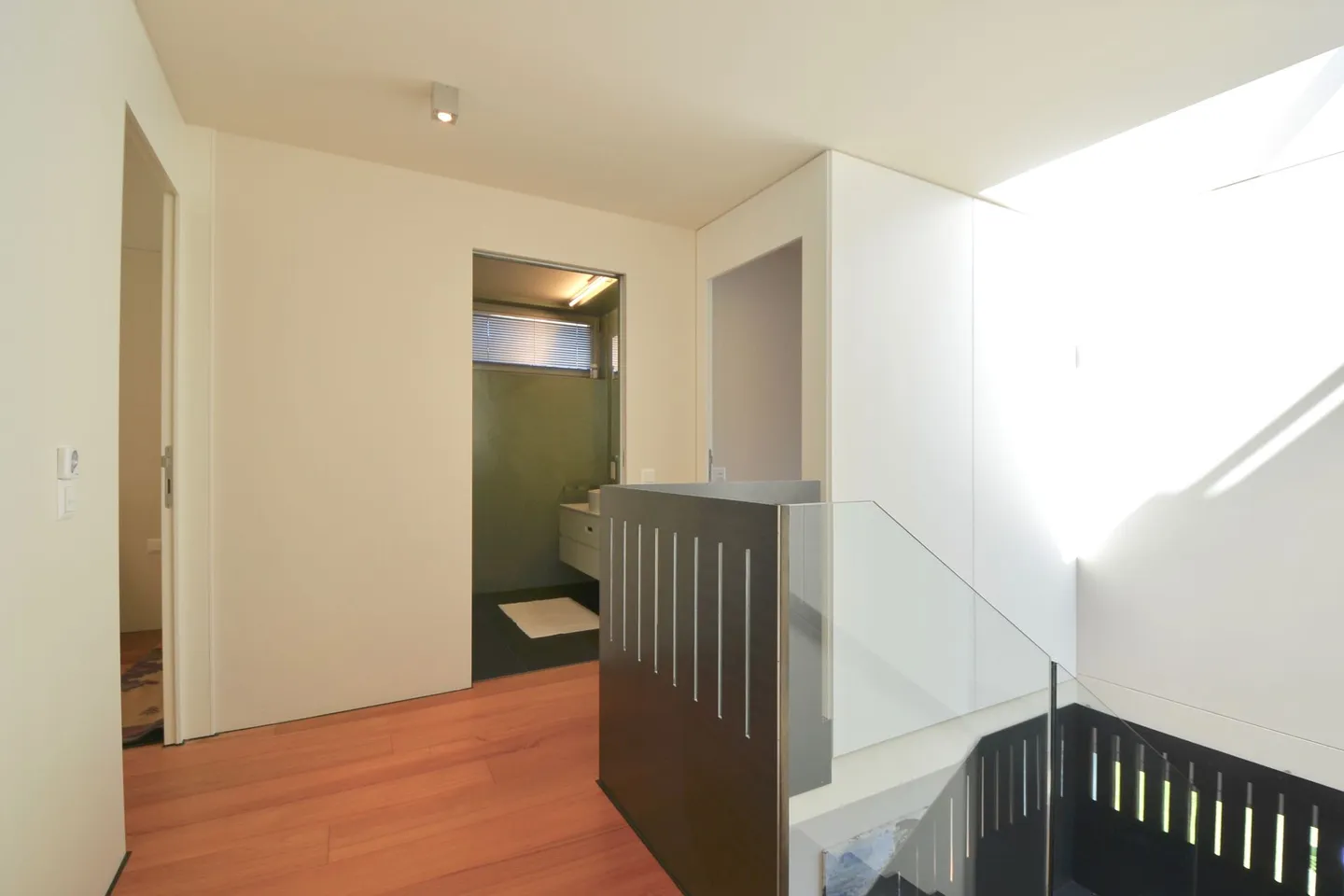 Appartamento Duplex Esclusivo con Ascensore Interno, Giardino e Piscina Comunale - Foto 33 di 63