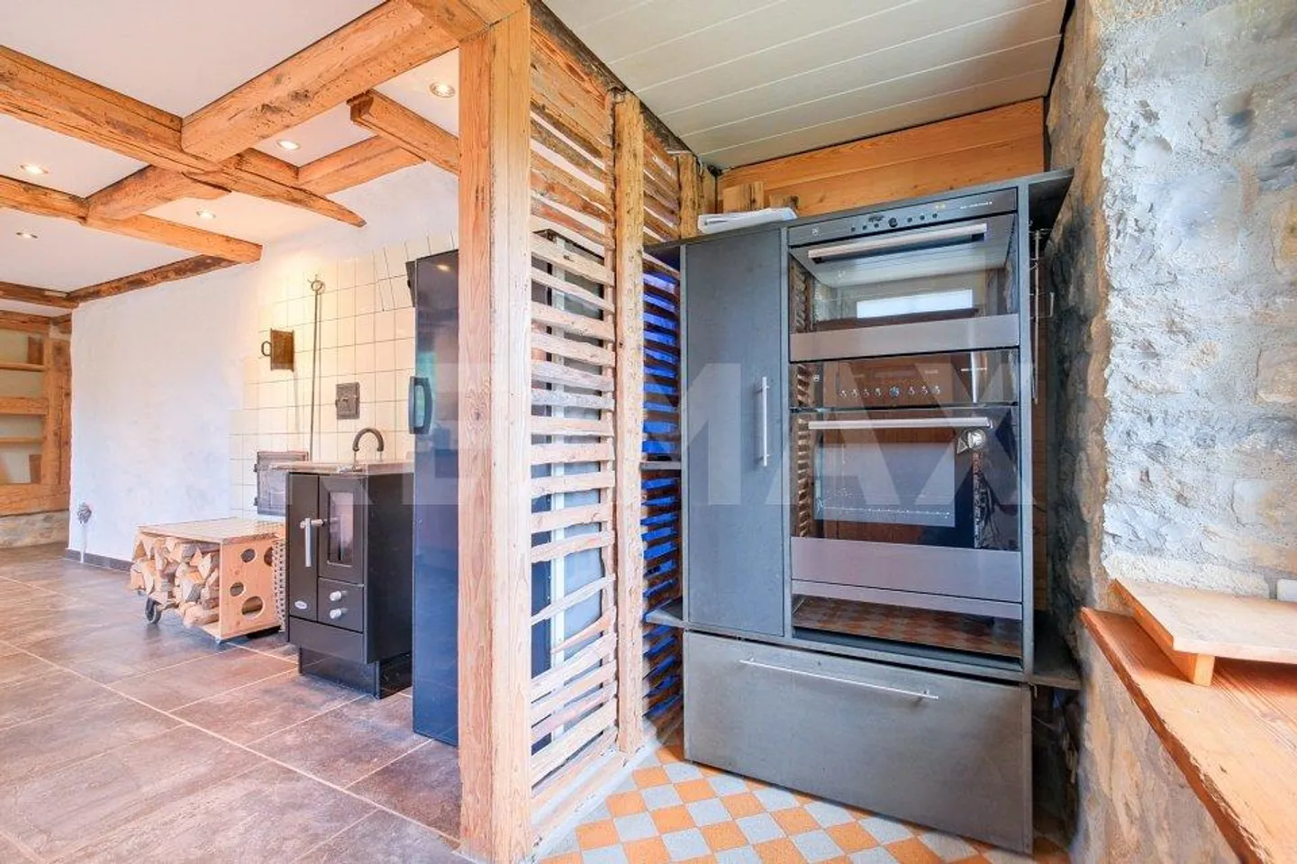 Property with renovated house section and great expansion potential - Photo 4 of 13