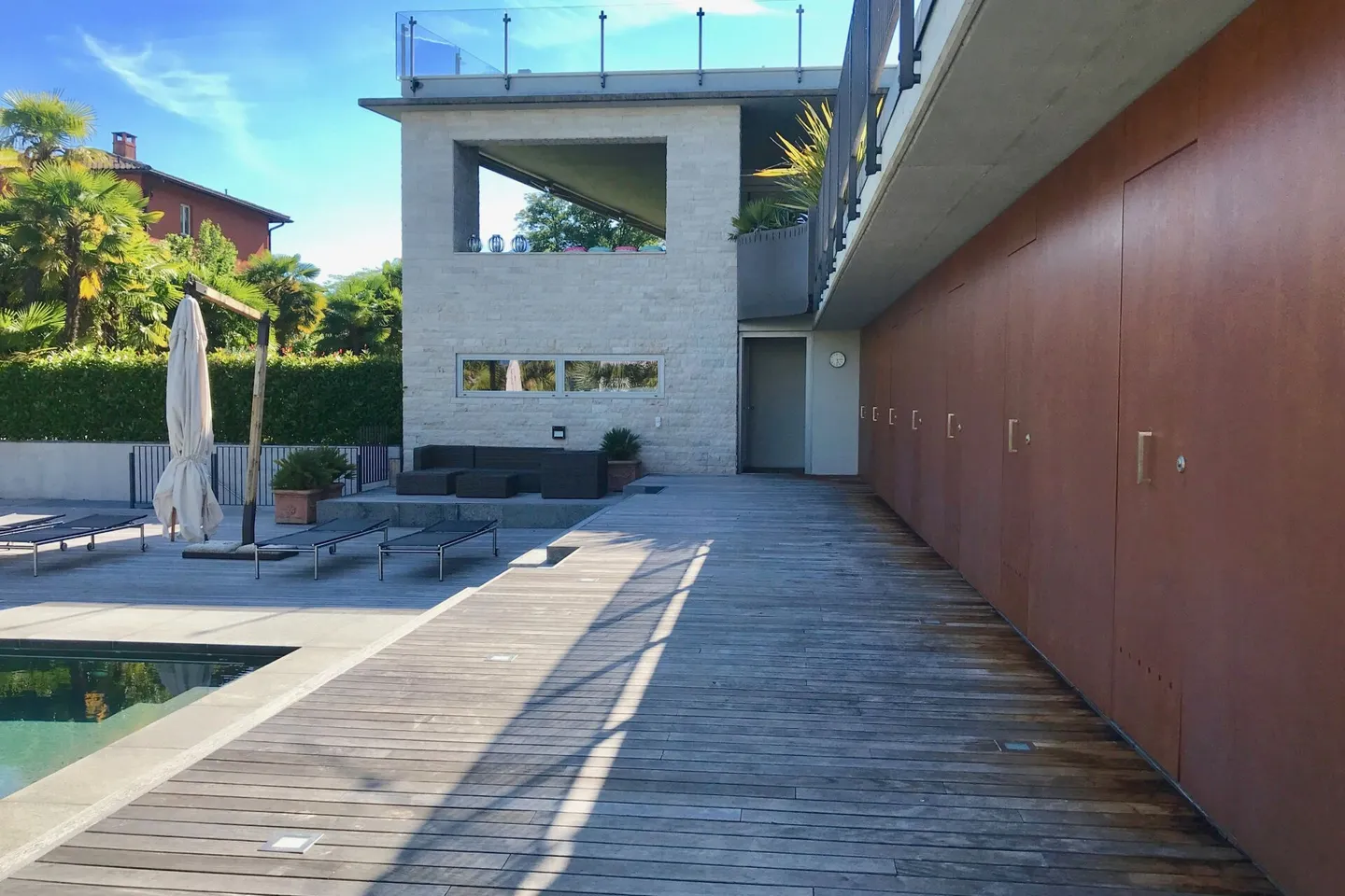 Appartamento Duplex Esclusivo con Ascensore Interno, Giardino e Piscina Comunale - Foto 25 di 63