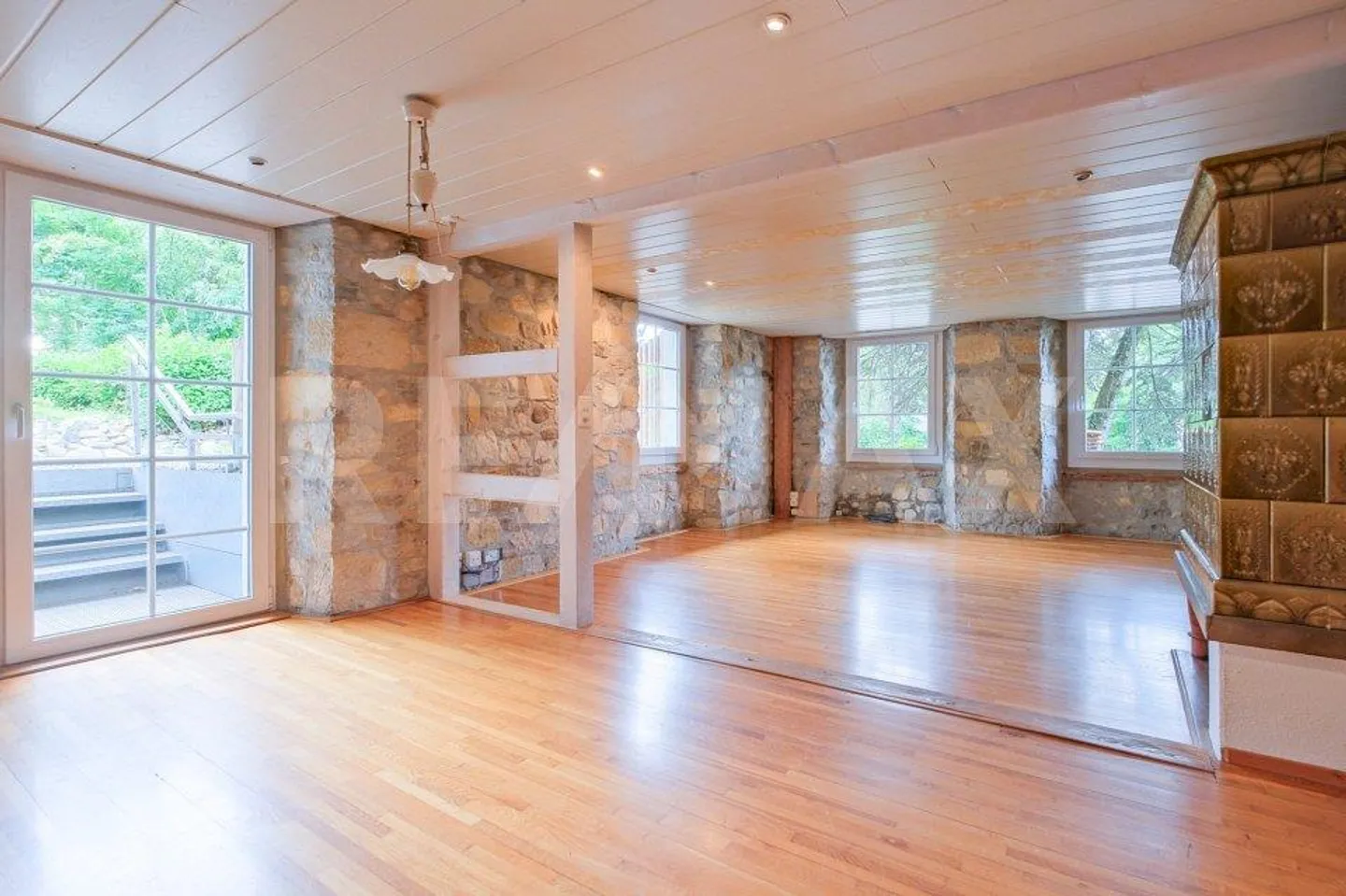 Property with renovated house section and great expansion potential - Photo 5 of 13