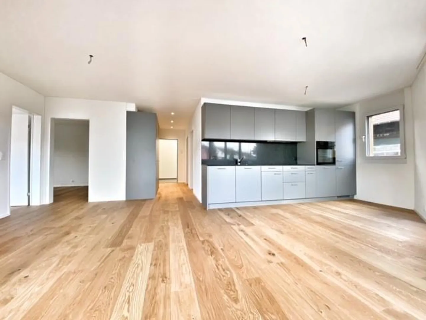 Moderne 3.5-Zimmer-Wohnung im Grünen - Foto 2 von 7