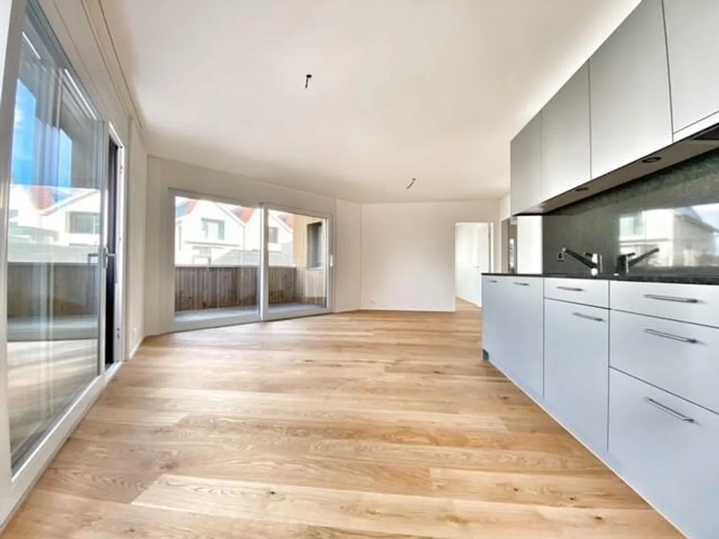 Moderne 3.5-Zimmer-Wohnung im Grünen - Foto 3 von 7