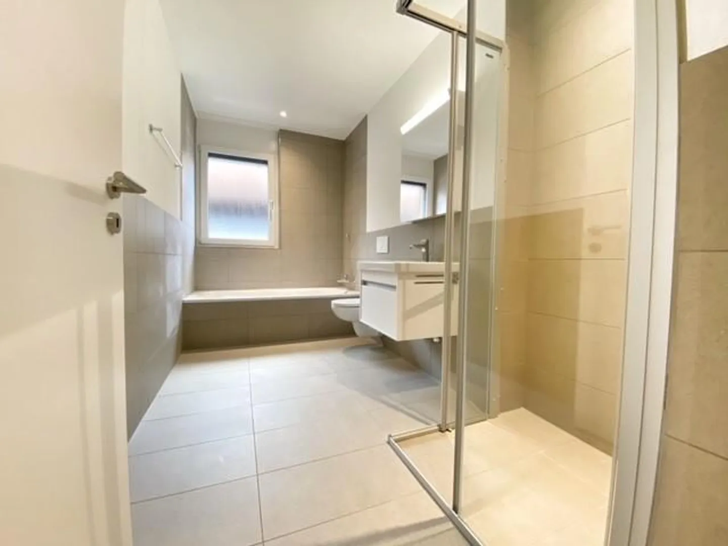 Moderne 3.5-Zimmer-Wohnung im Grünen - Foto 7 von 7