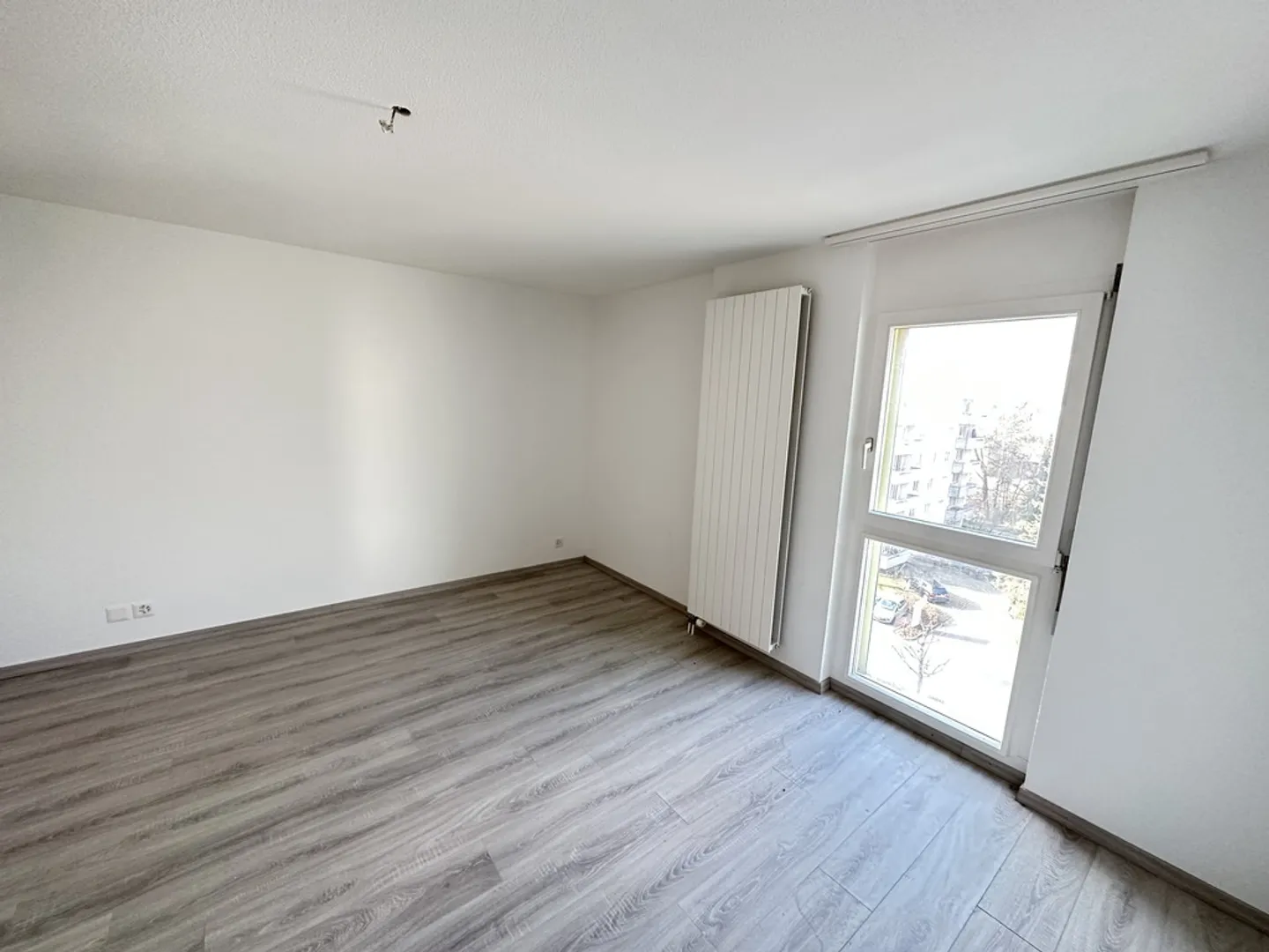 Bright with a large living room - Photo 5 of 8