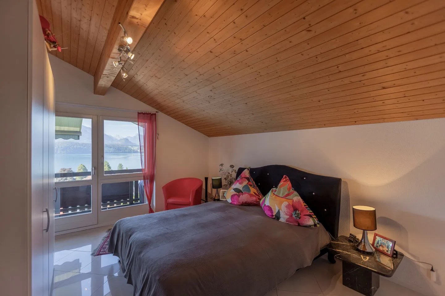 4.5-room condominium with unparalleled lake and mountain views - Photo 9 of 13