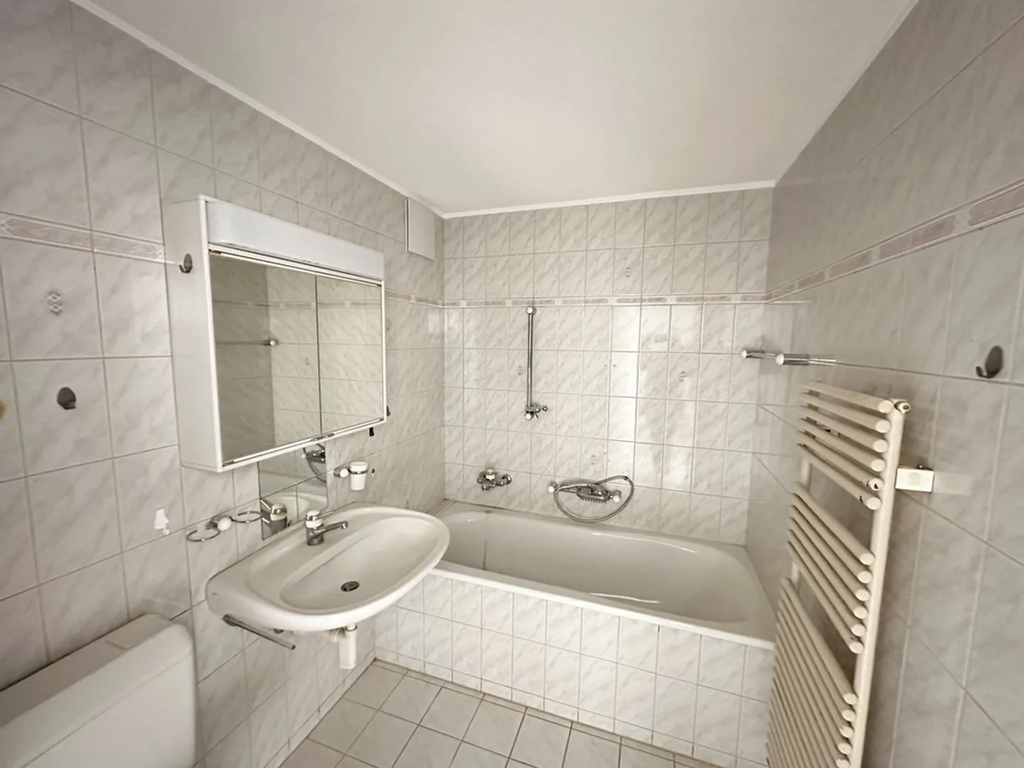 Bright with a large living room - Photo 8 of 8